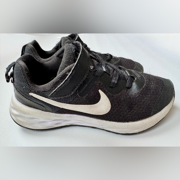 Nike Kids Black & White Sneakers - Picture 2 of 13